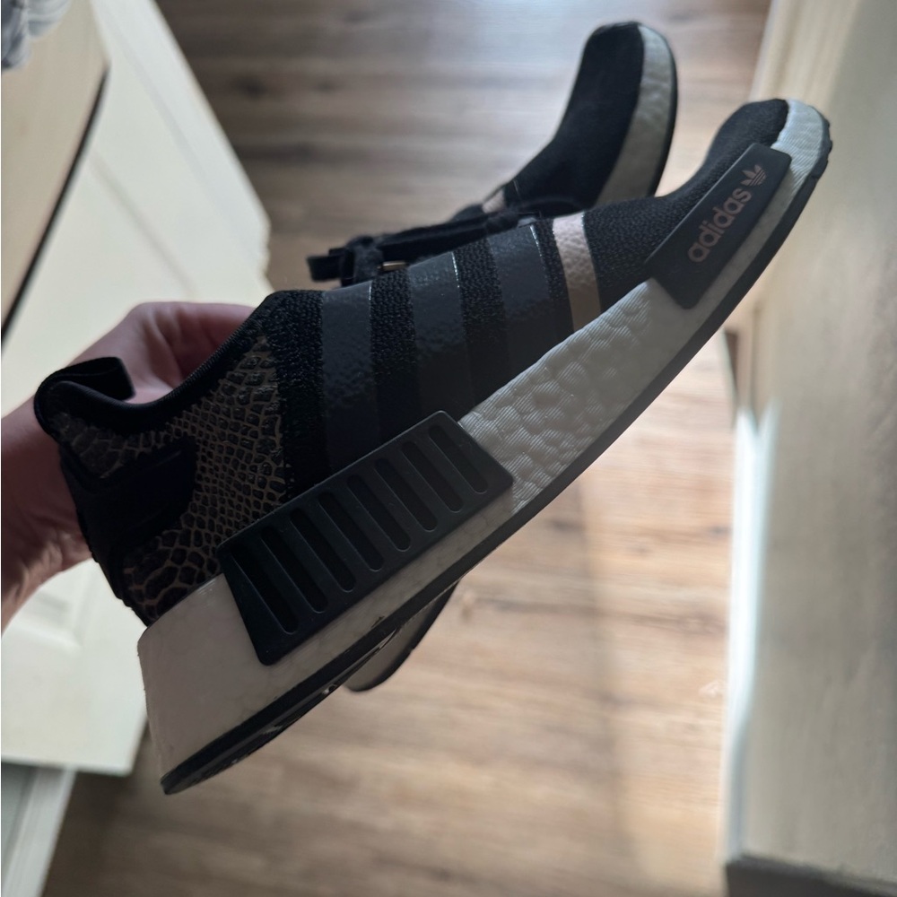 Adidas Originals Women’s NMD_R1 Sneakers GY6300 Black/Rose Gold Size 8.5